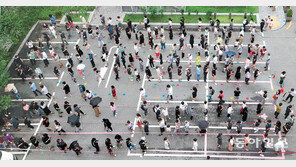 ‘셧다운’ 현실로… 10일부터 3명이상 못모일듯 