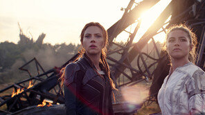 영화 ‘블랙 위도우’, 이틀 연속 1위…누적 관객 38만명↑