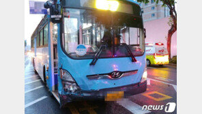 새벽 부산서 버스와 불법유턴 택시 충돌…7명 부상