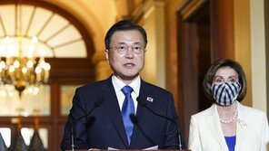 文, 한국 찾은 美 지한파 의원들 접견…“한반도 평화 지원 당부”