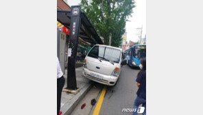 내리막길서 1톤 화물차 몸으로 막던 운전자 사망…2명 경상