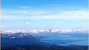 ‘보기만 해도 아찔’…600m 높이에서 2.1km 외줄타기 성공