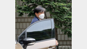 조국 “딸 장학금에 관여 안해…지도교수가 격려차원에서 계속 줘”