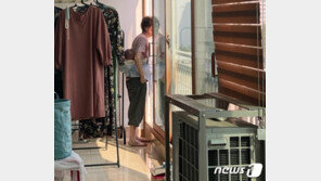 “생후 80일 된 아기 등에업고 담배를”…60대 육아도우미 논란