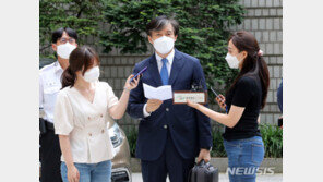 “다른 사람에 말하지 마” 조국 딸 장학금 받고 가족톡에 한 말 