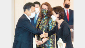 “한국이 낳은 딸”… 文대통령 만난 영 김 美 하원의원