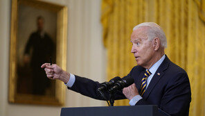 바이든, 푸틴과 통화…“사이버 범죄 조치 취해달라”