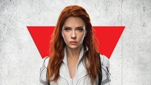 흥행 돌풍 ‘블랙 위도우’ 코로나 대유행 위기에 극장 구할까