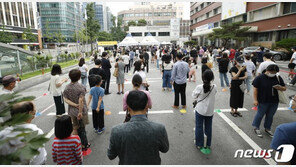 확진자 폭증에 ‘최대 3시간’ 줄 섰다…서울 선별진료소 주말도 ‘북적’