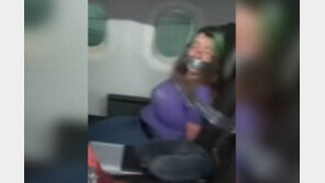 “내려줘!” 기내 난동 승객, 테이프로 결박된 채 착륙