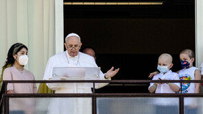 교황, 결장절제 수술후 1주만에 발코니에 나와 감사인사