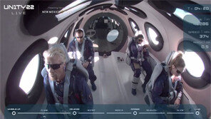 英 억만장자 브랜슨 회장, 첫 우주관광 시범비행 성공