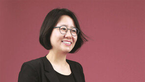 킥보드 타고… 분수대로 첨벙… “팍팍한 삶, 용기 내는 할머니들”