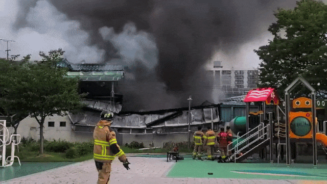 [영상]광주 우산동 물류창고서 불…대응 1단계 발령