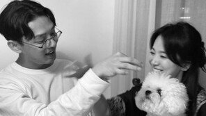 송혜교·유아인, 영화 한 장면같은 ‘절친’ 투샷