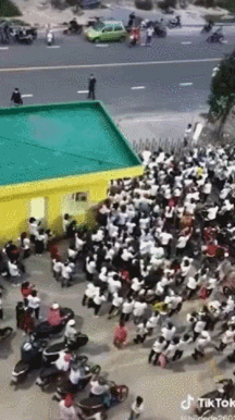 ‘1명 확진’ 소식에 공장 직원들 문 부수고 집단 탈출 (영상)