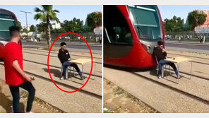 목숨 건 장난, 전차 선로에 앉아 커피 마신 男 결국… (영상)