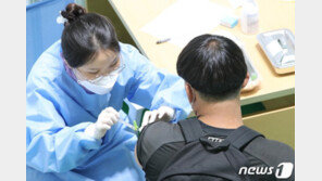 50대 접종대상 742만명인데 모더나는 80만회…사실상 ‘선착순’ 