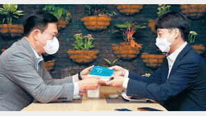 여야 대표는 전국민 재난금 합의… 野원내대표는 “예산 없을것” 