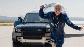 랜드로버, ‘버진갤럭틱’ 민간인 우주비행 지원 미션 완수… 디펜더110 우주선 견인에 투입