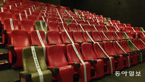 골프장 안되고 영화관 되고…‘오후 6시’ 기준, 업종마다 오락가락