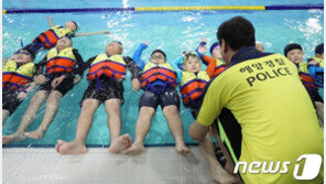 초등생들, 수영장 아닌 운동장서 생존수영? 코로나가 만든 진풍경 