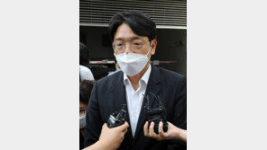 경찰 조사 받은 이동훈 “여권의 공작”… 與 “3류 자작극” 