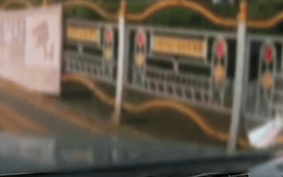 위협적 행동에 우산까지 펼쳐…운전자 농락하는 아이들 (영상)