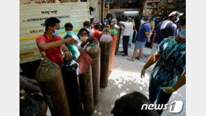 미얀마 “숨 쉴 수 없다”…산소통 충전 시민들에 군경 총탄