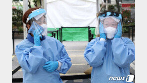 “방호복 의료진 고맙고 안쓰럽다”…확산 불길에 더위 잊은 선별진료소
