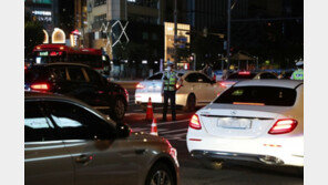 ‘자영업자 차량 시위 막아라’…도로 막아선 경찰[청계천 옆 사진관]