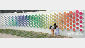 엄마와 딸 시선 사로잡은 ‘아트월’