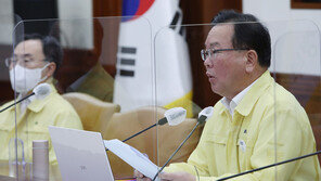 與 “추경 늘려 전국민 재난금”… 김부겸 “나랏빚 더 못늘려” 고수 