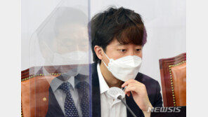 尹·崔에 각별한 이준석, 당내 후보엔 ‘살아남아라’ 냉랭