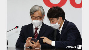 ‘속전속결’ 최재형, 이준석 명함 QR코드 찍고 즉석에서 ‘모바일 입당’