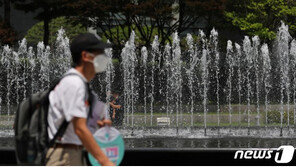 “출근 KF94, 회사선 덴탈, 퇴근 뒤 집콕”…폭염에 코로나 폭발 여름나기