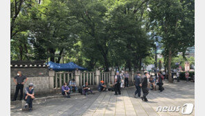 폭염에도 갈 곳 없어 거리로 나오는 노인들…패스트푸드점 ‘북적’