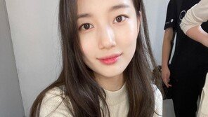 수지, 심쿵 유발하는 눈맞춤…청순미 가득 미모 