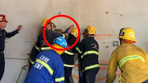 ‘어쩌다’…美서 45㎝ 벽 사이 낀 알몸 여성 미스터리