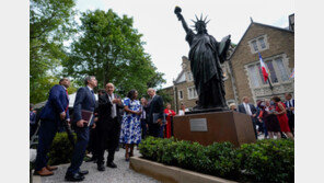 워싱턴 佛대사관에 ‘리틀 자유의 여신상’… 원래 동상 16분의 1 크기