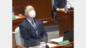 여당에 차이고 야당에 치이고…홍남기, ‘80% 사수’ 외로운 싸움