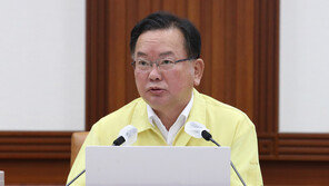 “획일적 조치 안돼”→“비수도권 ‘5인 금지’ 논의” …하루만에 말 바뀌어