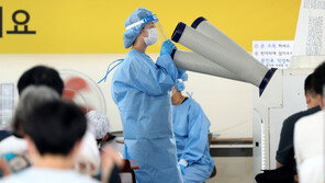 [청계천 옆 사진관]‘덥다, 더워!’ 선별진료소도 폭염과의 전쟁