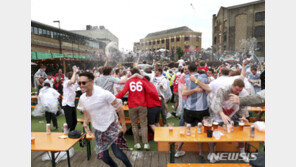 영국, 신규 확진 5만명대도 뚫려…‘자유의 날’ 얼마나 지속될까
