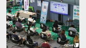 내일부터 ‘고3’도 화이자 맞는다…‘전면등교’ 앞두고 백신 가속화