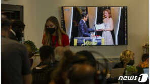 이병헌, 여우주연상 시상자 등장…유창한 불어·영어에 농담까지