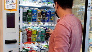 술 꺼내고 문 닫으면 자동 결제…이마트24, 무인 주류 판매기 도입
