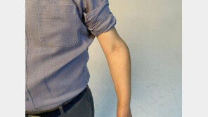 與 ‘군필원팀’ 포스터에…이재명 ‘휘어진 왼팔’로 정면대응