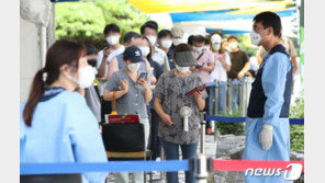 예측불가 4차 대유행, 확진자 주말 최다에 하루 수백명 널뛰기