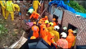 ‘지구 화났나’ 뭄바이도 폭우로 산사태…최소 15명 사망